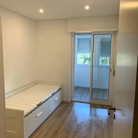 Carcavelos 5 Bedrooms Serviced